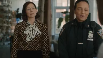 Chaqueta de terciopelo corta estampada con tapiz Etro usada por Elsbeth Tascioni (Carrie Preston) como se ve en Elsbeth (S01E03)