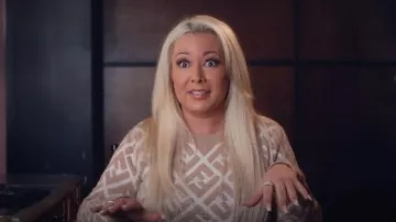 Suéter Fendi FF Logo Tan Bronceado usado por Katrina Johnson como se ve en Quiet on Set: The Dark Side of Kids TV (T01E01)