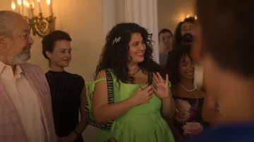 Mini vestido con detalle de corsé de colusión usado por Lola Rahaii (Natasha Behnam) como se ve en Las chicas en el autobús (S01E05)