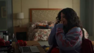 Obedecer el cárdigan del templo usado por Lola Rahaii (Natasha Behnam) como se ve en Las chicas en el autobús (T01E05)