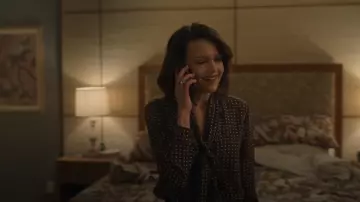 Blusa de manga larga con cuello de lazo de Nilnili lotan Elayne usada por Grace Gordon Greene (Carla Gugino) como se ve en The Girls on the Bus (S01E05)