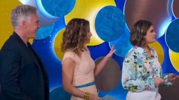 Chemise en satin à imprimé floral Zara portée par Kathy Buccio dans Good Morning America le 5 avril 2024