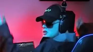 Veste Arc’teryx noire et dorée 'Alpha SV' portée par Bizarrap à Natanael Cano || Sessions musicales BZRP #59