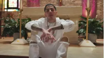 Camisa bordada de flores de cristal blanco de Kith usada por J.I. en Redemption (Video oficial)