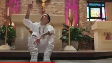 Vaqueros blancos 'No Letterman' de Rta usados por J.I. en Redemption (Video Oficial)