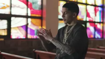 Camiseta blanca y negra desteñida con estampado de Mary usada por J.I. en Redemption (Video oficial)