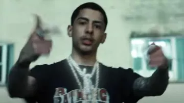 Camiseta Bape con el logotipo de cuadros negros y beige usada por J.I. en Redemption (Video oficial)