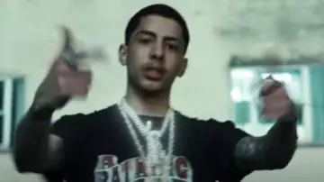 Camiseta Bape con el logotipo de cuadros negros y beige usada por J.I. en Redemption (Video oficial)
