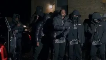 Doudoune noire Trapstar 'Decoded 2.0' portée par Russ Millions dans Nostalgia ft. RA, Buni, Oboy (Vidéo officielle)