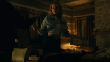 Topshop Joni Jeans worn by Eden Hawkins (Hallea Jones) as seen in Locke & Key (S02E03)