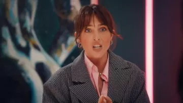 Abrigos de cuadros de Maje usados por Maeva como se ve en Made in Chelsea (T23E05)