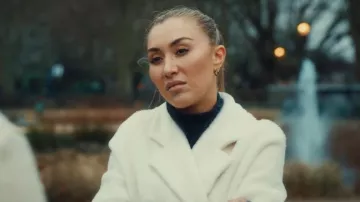 Pretty Little Thing Manteau en laine matelassé à épaules crème porté par Sophie Habboo comme on le voit dans Made in Chelsea (S23E05)