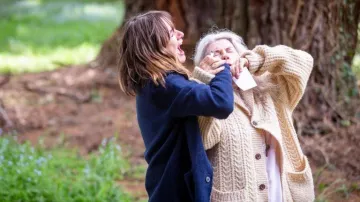 Le gilet en maille porté par Edna (Robyn Nevin) dans le film Relic