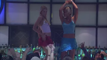 Top Cami con estampado de cocodrilo azul y verde usado por Megan Vandergeld (Brittany Daniel) como se ve en la película White Chicks