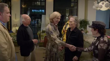 Veronica Beard Kadar Vestido Estampado High-Low usado por Cynthia (Allison Janney) como se ve en Curb Your Enthusiasm (T12E10)