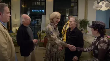 Veronica Beard Kadar : robe haute-basse imprimée portée par Cynthia (Allison Janney) comme on le voit dans Curb Your Enthusiasm (S12E10)