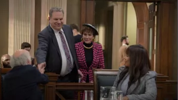 Alice and Olivia Womens Pink Houndstooth Mid-Rise Bootcut Pants worn by Susie Greene (Susie Essman) as seen in Curb Your Enthusiasm (S12E10)