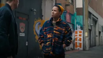 Chaqueta de forro polar con estampado jacquard Blue Sky Inn usada por Bob Exley (Eric Graise) como se ve en Tracker (S01E07)