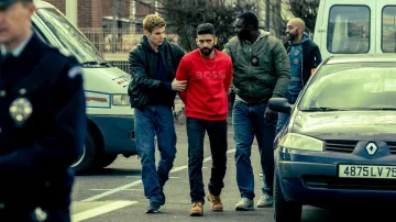 La sudadera roja de Boss usada por el hermano Driss (Salim Kechiouche) en la serie Ourika (Temporada 1)
