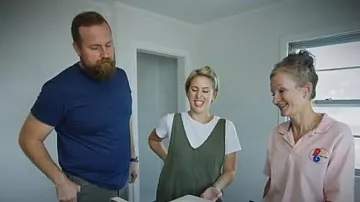 Monos de mezclilla Amazon High Roller usados por Erin Napier como se ve en Home Town (S08E13)