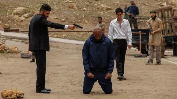 Le blouson coupe-vent bleu marine Lacoste porté par Metis (Booba) dans la série Ourika (Saison 1)