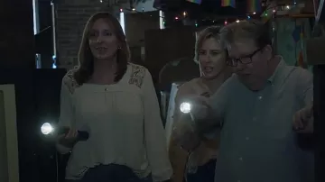 Knox Rose Blusa fluida de manga bordada neutra usada por Amber Hayes como se ve en Home Town (S08E13)