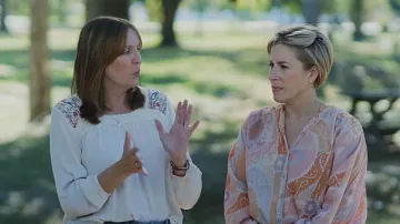 Pilcro The Sidney Batwing Blusa usada por Erin Napier como se ve en Home Town (T08E13)