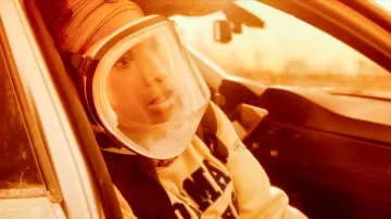 Sudadera blanca de Spelman College usada por Maya (Jennifer Hudson) como se ve en Breathe