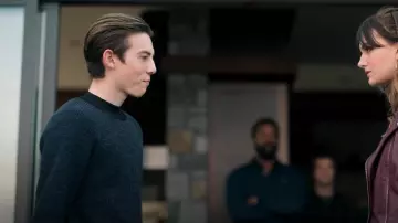 Suéter de cuello alto del ejército G Star usado por Gabe (Griffin Gluck) como se ve en Locke & Key (S02E10)