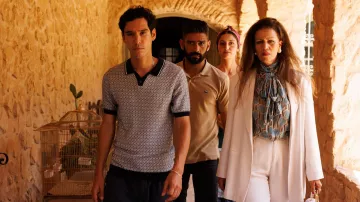 Looks de Ourika: Driss (Adam Bessa) lleva un polo de punto en la temporada 1