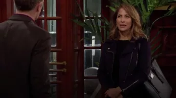 Chaqueta efecto gamuza de Zara con cremalleras 
Lily Winters (Christel Khalil) como se ve en The Young and the Restless el 3 de abril de 2024