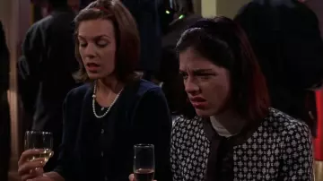 Tailleur jupe Miu Miu noir et blanc porté par Vivian (Selma Blair) comme on le voit dans la garde-robe du film Legally Blonde