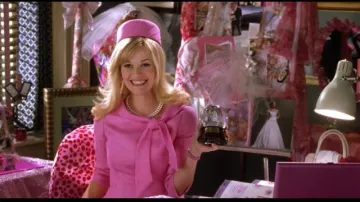 Conjunto de traje y sombrero rosa de Ali Rahimi usado por Elle Woods (Reese Witherspoon) en Legally Blonde 2: Red, White & Blonde