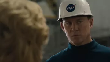 Casque blanc du site de la Nasa porté par Cole Davis (Channing Tatum) tel qu’on le voit dans Fly Me to the Moon