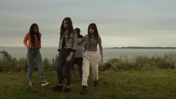 BDG Blaine High Waisted Skate Jean worn by Kinsey Locke (Emilia Jones) as seen in Locke & Key (S03E03)