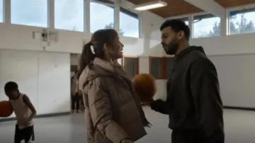 Anorak corto acolchado de Zara usado por Nikki Batista (Dania Ramirez) como se ve en Alert: Unidad de Personas Desaparecidas (S02E04)