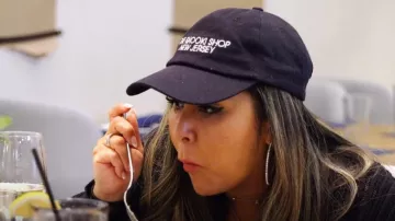 La casquette de baseball noire Snooki Shop portée par Nicole Polizzi dans Jersey Shore : Family Vacation (S07E07)