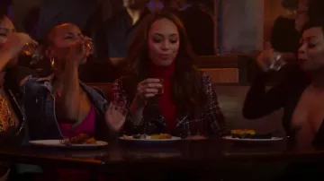 Chaqueta de tweed de Iro Sloane usada por Whitney (Amber Stevens West) como se ve en Run the World (S01E01)