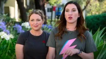 Camiseta bordada de trapo y rosa hueso usada por Joanna Teplin como se ve en Organízate con la edición de inicio (T02E04)