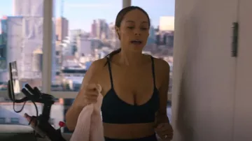 Lululemon Ebb to Street Bra usado por Whitney (Amber Stevens West) como se ve en Run the World (S01E01)