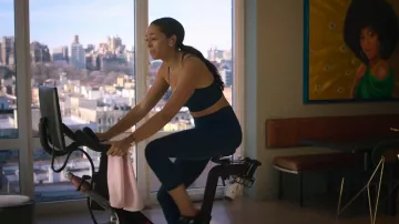 Lululemon Align Crop Leggings usados por Whitney (Amber Stevens West) como se ve en Run the World (S01E01)