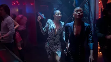 Alexandre Vauthier Mini vestido de punto con estampado de lince con cuello pronunciado usado por Renee (Bresha Webb) como se ve en Run the World (S01E01)