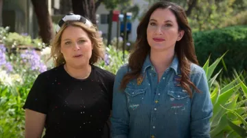 Camisa vaquera Mother Denim The Honey Yoke usada por Clea Shearer como se ve en Organízate con la edición de inicio (T02E04)