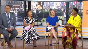 Jupe plissée taille haute Rami portée par Zinhle Essamuah comme on le voit dans Aujourd’hui le 8 avril 2024