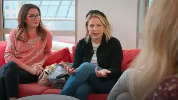 Veste en jean Janelle de L’Agence portée par Joanna Teplin vue dans Get Organized with The Home Edit (S02E05)
