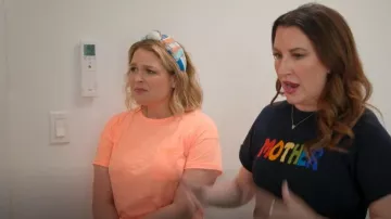 Lele Sadoughi Diadema anudada sólida y a rayas en impresión de postal usada por Joanna Teplin como se ve en Organízate con The Home Edit (S02E05)