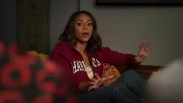 Sudadera con capucha Harvard Burgundy Harvard Zip up usada por Whitney (Amber Stevens West) como se ve en Run the World (S01E02)