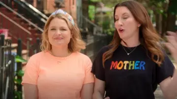 Collier en or à cœur ouvert Jennifer Meyer porté par Joanna Teplin comme on le voit dans Organisez-vous avec The Home Edit (S02E05)