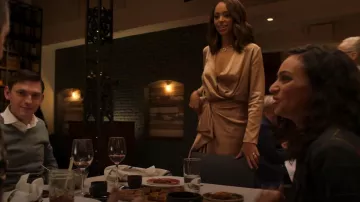 Falda midi drapeada de seda Cushnie usada por Whitney (Amber Stevens West) como se ve en Run the World (S01E02)