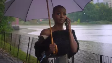 Marni Haussement d’épaules en peau de mouton porté par Ella (Andrea Bordeaux) dans Run the World (S01E03)